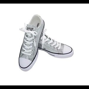 EUC Converse all star ox low top sneaker Silver